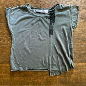 Omamimini asymmetric hem tee. EUC